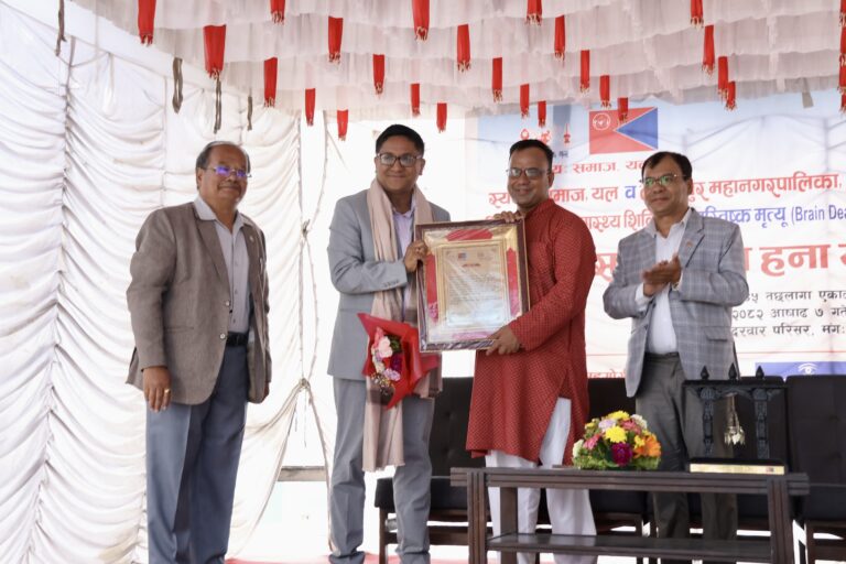 ललितपुर महानगरपालिका वडा नं. १६ र स्यस्यः समाज यल (केन्द्र)को संयुक्त आयोजनामा आयोजित सम्मान तथा वृहत स्वास्थ्य शिविरमा संघीय संस्कृति, पर्यटन तथा नागरिक उड्डयन मन्त्री माननीय बद्री पाण्डेले सम्बोधन गर्नुभएको छ।