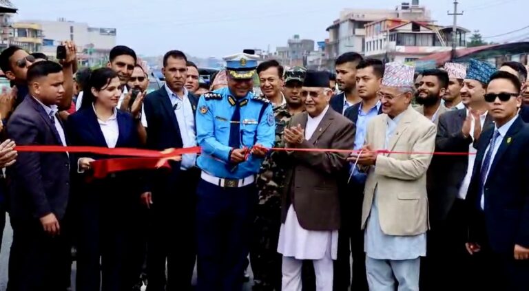ग्वार्को फ्लाईओभरको उद्घाटन विशेष कार्यक्रममा प्रधानमन्त्री केपी शर्मा ओलीको समुपस्थितिमा उपत्यका ट्राफिक प्रहरी कार्यालयका प्रहरी वरिष्ठ उपरीक्षक नवराज घिमिरेद्वारा औपचारिक रूपमा उद्घाटन गरिएको थियो।