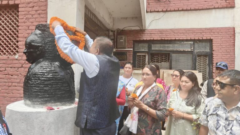 मदन भन्डारी जयन्ती को अवसरमा प्रतिमामा माल्यार्पन