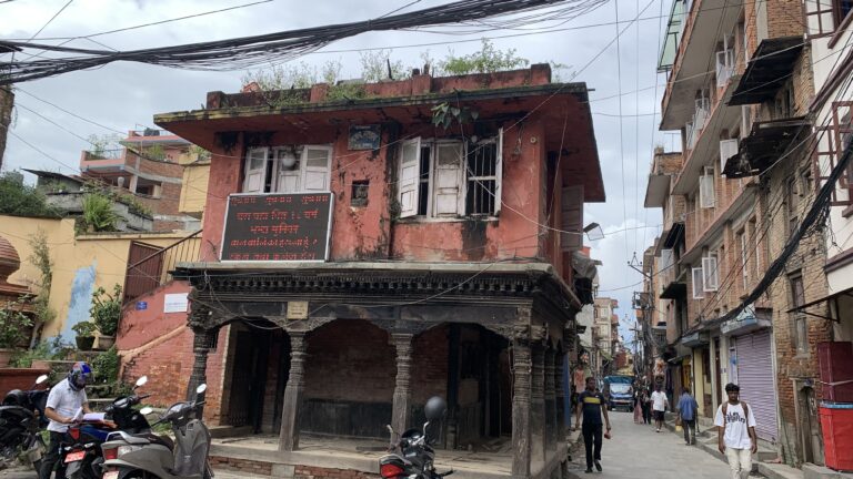 ललितपुर महानगरपालिका  १६ को ऐतिहासिक पाटी जीर्ण, भत्किने खतरा