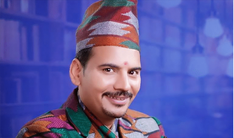 कलाकार केदार प्रसाद घिमिरे ‘माग्ने बुढा’ कुपण्डोलमा ब्याडमिन्टन खेल्ने क्रममा घाइते