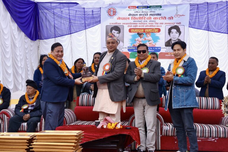 ललितपुर, २०८२।प्रयाग पोखरी डोजो, ललितपुरको आयोजनामा नेपाल कराते महासंघ तथा नेपाल सितोरियो करांते–डोजो प्राविधिक सहकार्यमा लोकतान्त्रिक जनआन्दोलनका शहीद सागर सिंह र ज्ञानबहादुर शाहीको सम्झनामा आयोजित ‘प्रयाग पोखरी डोजो ललितपुर दोस्रो स्मृति कराते प्रतियोगिता–२०८२’ भव्य रूपमा सम्पन्न भएको छ।