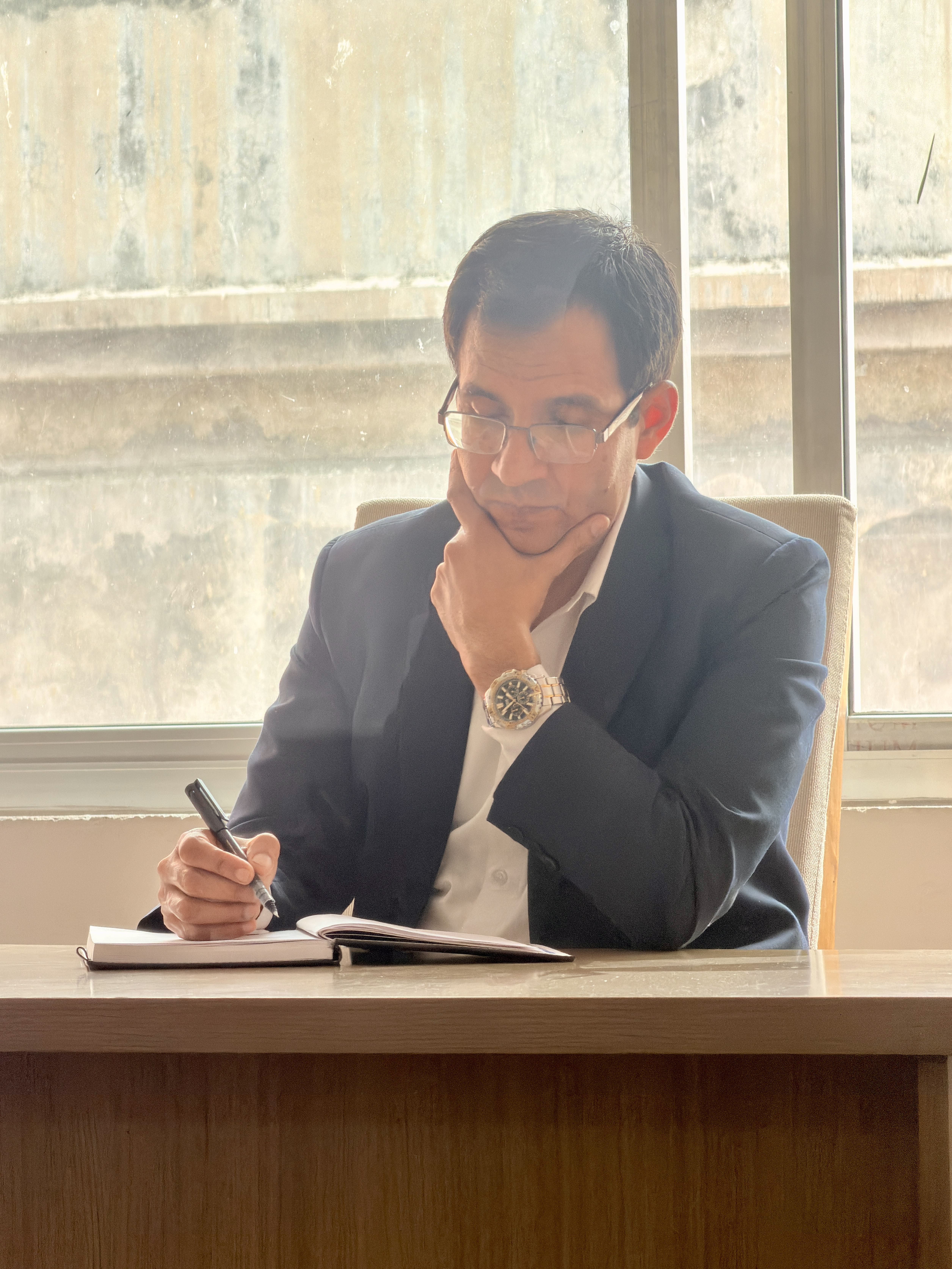 ललितपुर । नरहरि घिमिरे लाई ललितपुर जिल्लाका नव नियुक्त प्रमुख जिल्ला अधिकारी (CDO) का रूपमा स्वागत गर्दै आयोजित पत्रकार भेटघाट कार्यक्रममा जिल्लाका समसामयिक विषय, प्रशासनिक अवस्था तथा नागरिक सरोकारका विविध विषयमा पत्रकारहरूले जानकारी गराएका छन् ।