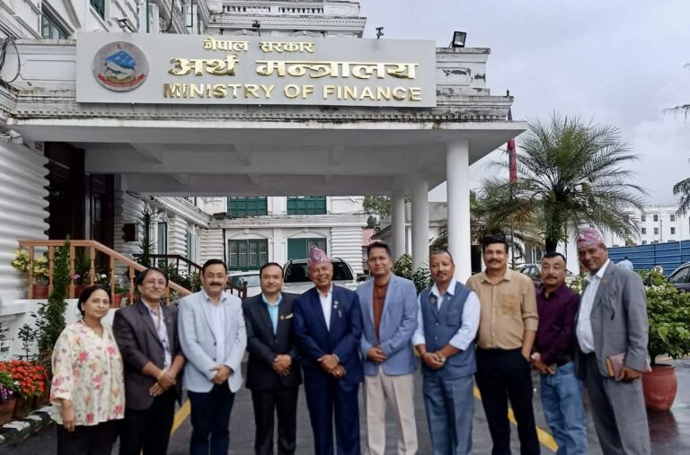 बाढी प्रभावितका लागि सुनचाँदी व्यवसायी महासंघको १ करोड ११ लाख सहयोग