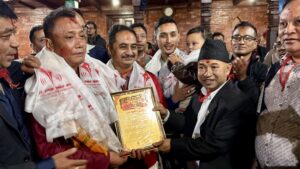 मानमानेश्वरी भवानी तथा खड्ग (पायोः) जात्राका अध्यक्ष श्रेष्ठलाई नेवाः पत्रकार राष्ट्रिय दबूद्वारा सम्मान