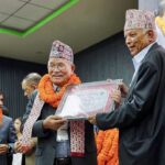 नेपाली कांग्रेस केन्द्रीय सदस्यको प्रमाणपत्र ग्रहण गर्दै मेयर चिरीबाबु महर्जन