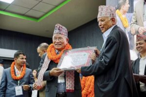 नेपाली कांग्रेस केन्द्रीय सदस्यको प्रमाणपत्र ग्रहण गर्दै मेयर चिरीबाबु महर्जन