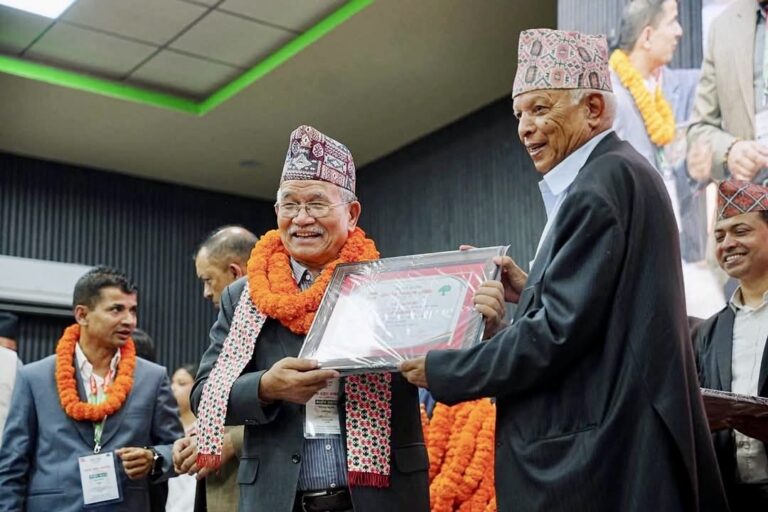 नेपाली कांग्रेस केन्द्रीय सदस्यको प्रमाणपत्र ग्रहण गर्दै मेयर चिरीबाबु महर्जन